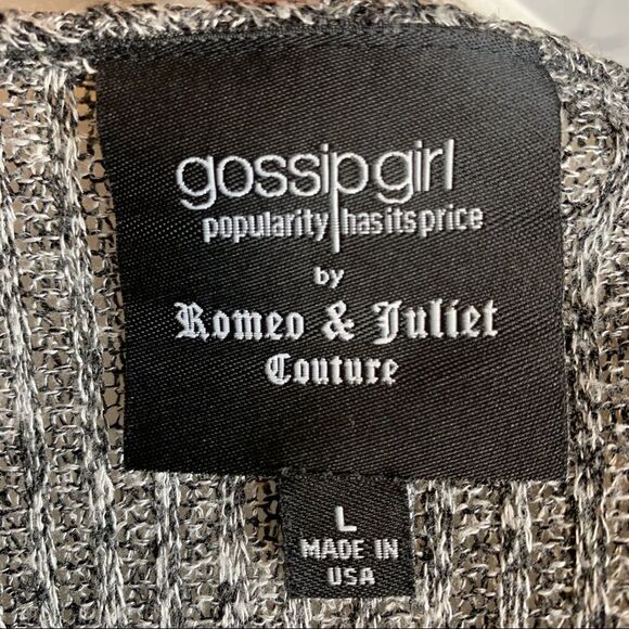 ROMEO AND JULIET COUTURE X GOSSIP GIRL Grey and black fringe poncho sweater - Picture 9 of 11